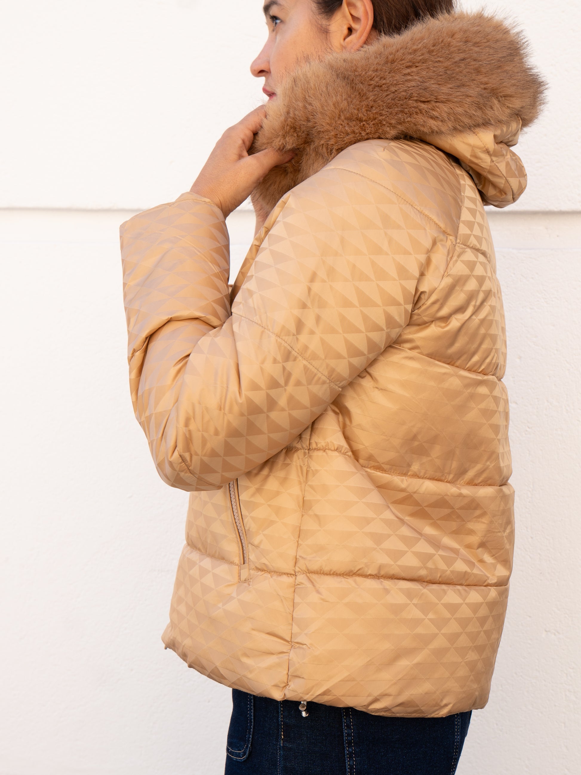 Abrigo acolchado con textura 3D y capucha pelo camel muestrarios de ropa y moda de mujer vestir bien ideas invierno 