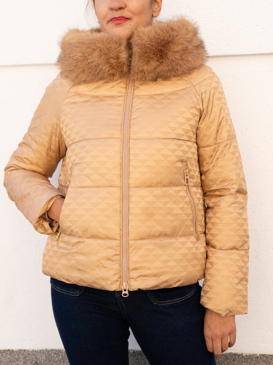 Abrigo acolchado con textura 3D y capucha pelo camel muestrarios de ropa y moda de mujer vestir bien ideas invierno 