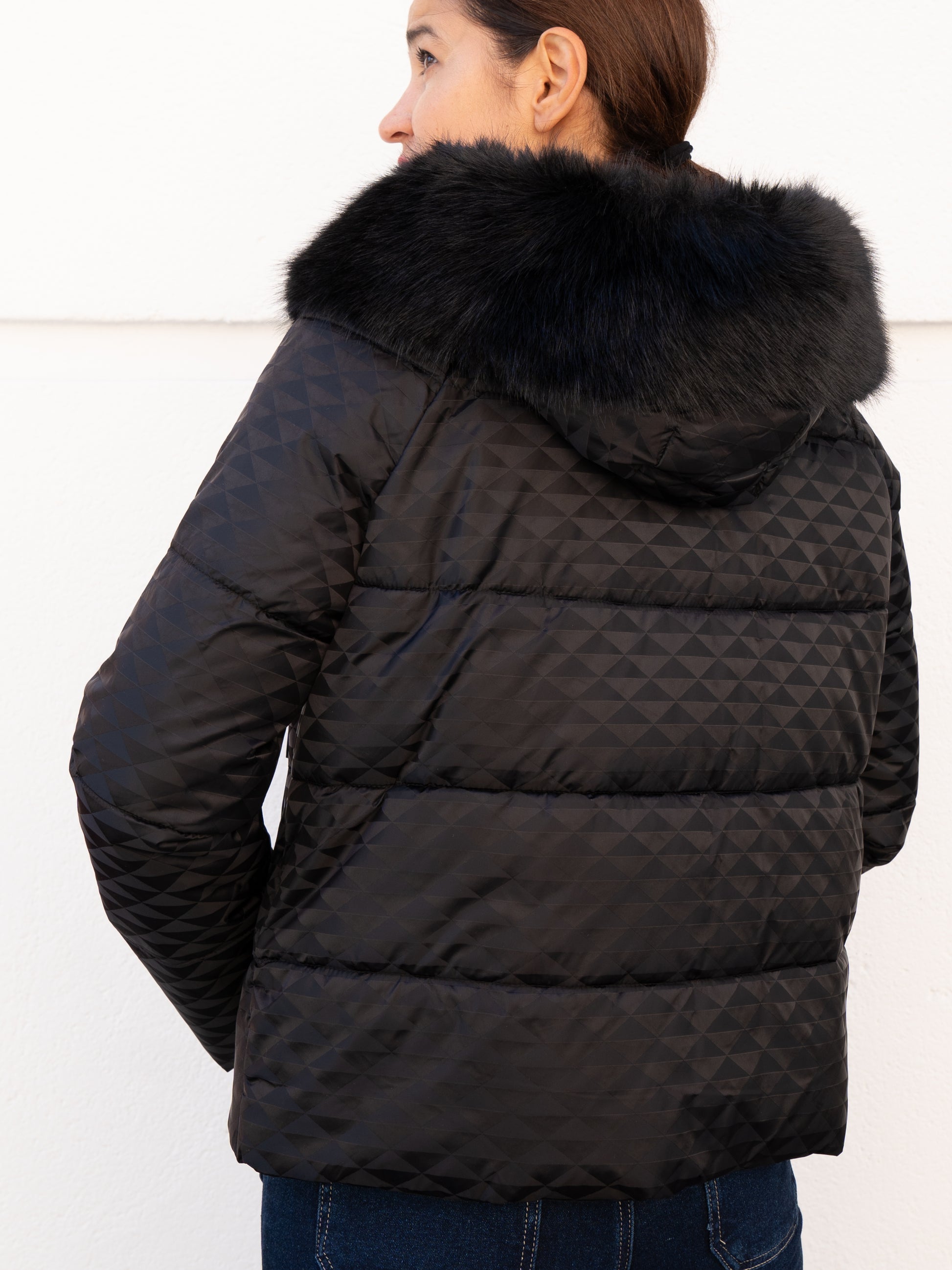 Abrigo acolchado con textura 3D y capucha pelo negro muestrarios de ropa y moda de mujer vestir ideas para vestir invierno plumas 