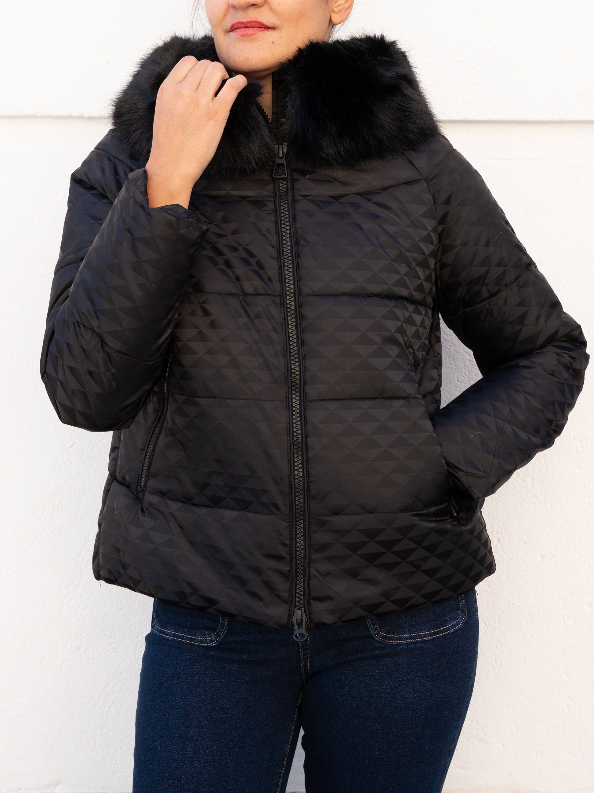 Abrigo acolchado con textura 3D y capucha pelo negro muestrarios de ropa y moda de mujer vestir ideas para vestir invierno plumas 