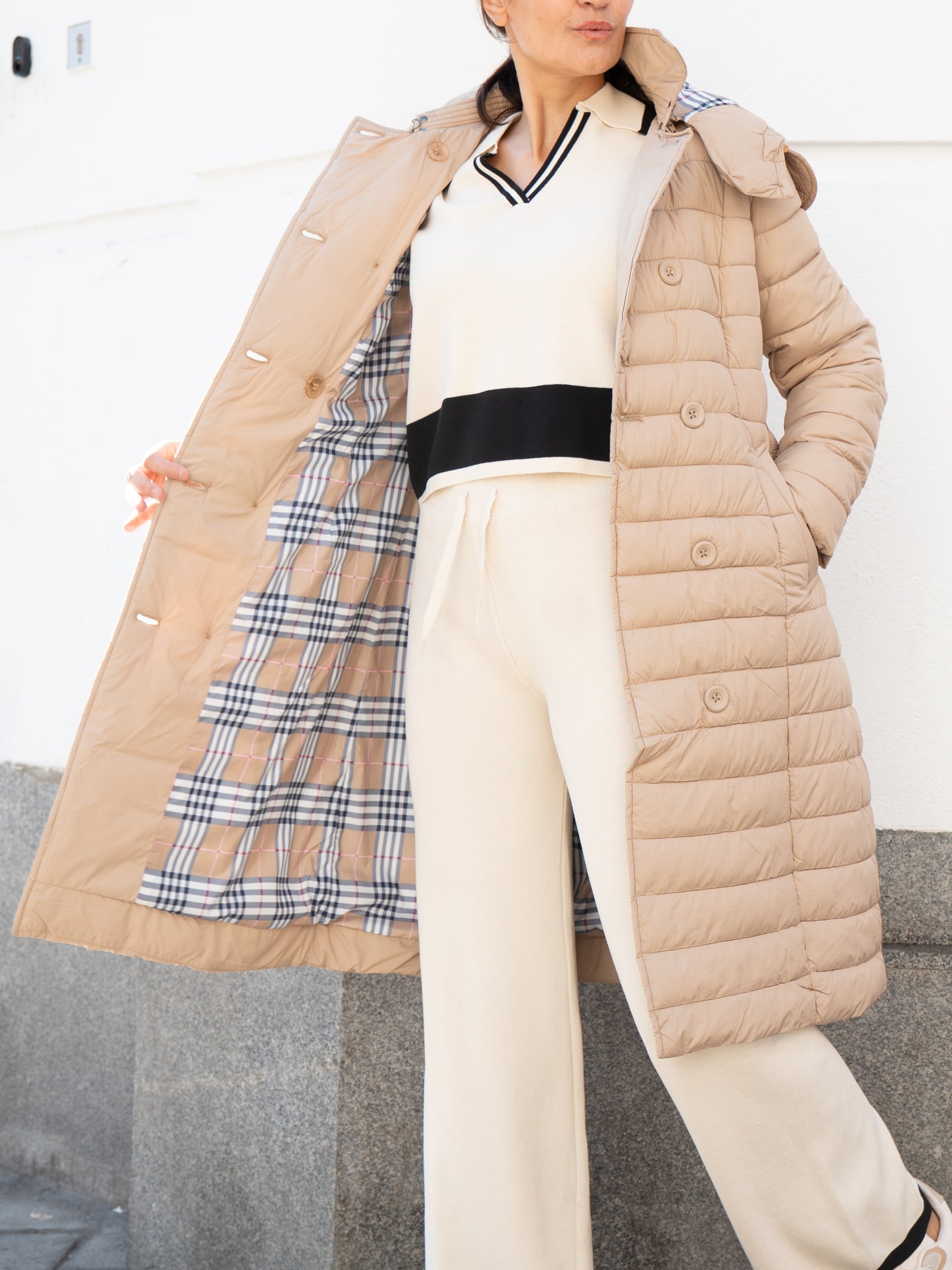 Abrigo acolchado evasé y forro tartán beige muestrarios de ropa y moda de mujer vestir bien ideal mujer elegante 