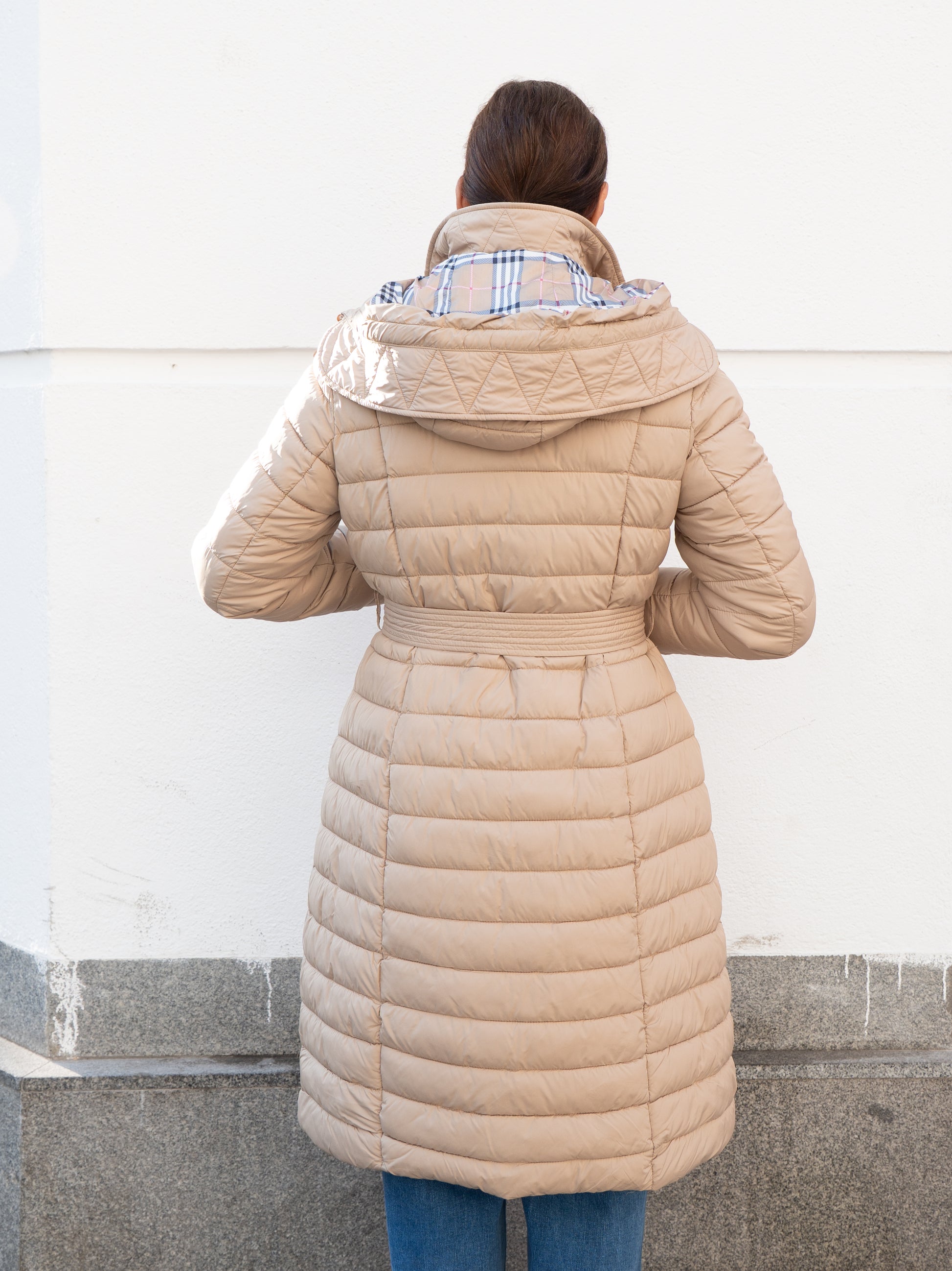 Abrigo acolchado evasé y forro tartán beige muestrarios de ropa y moda de mujer vestir bien ideal mujer elegante 