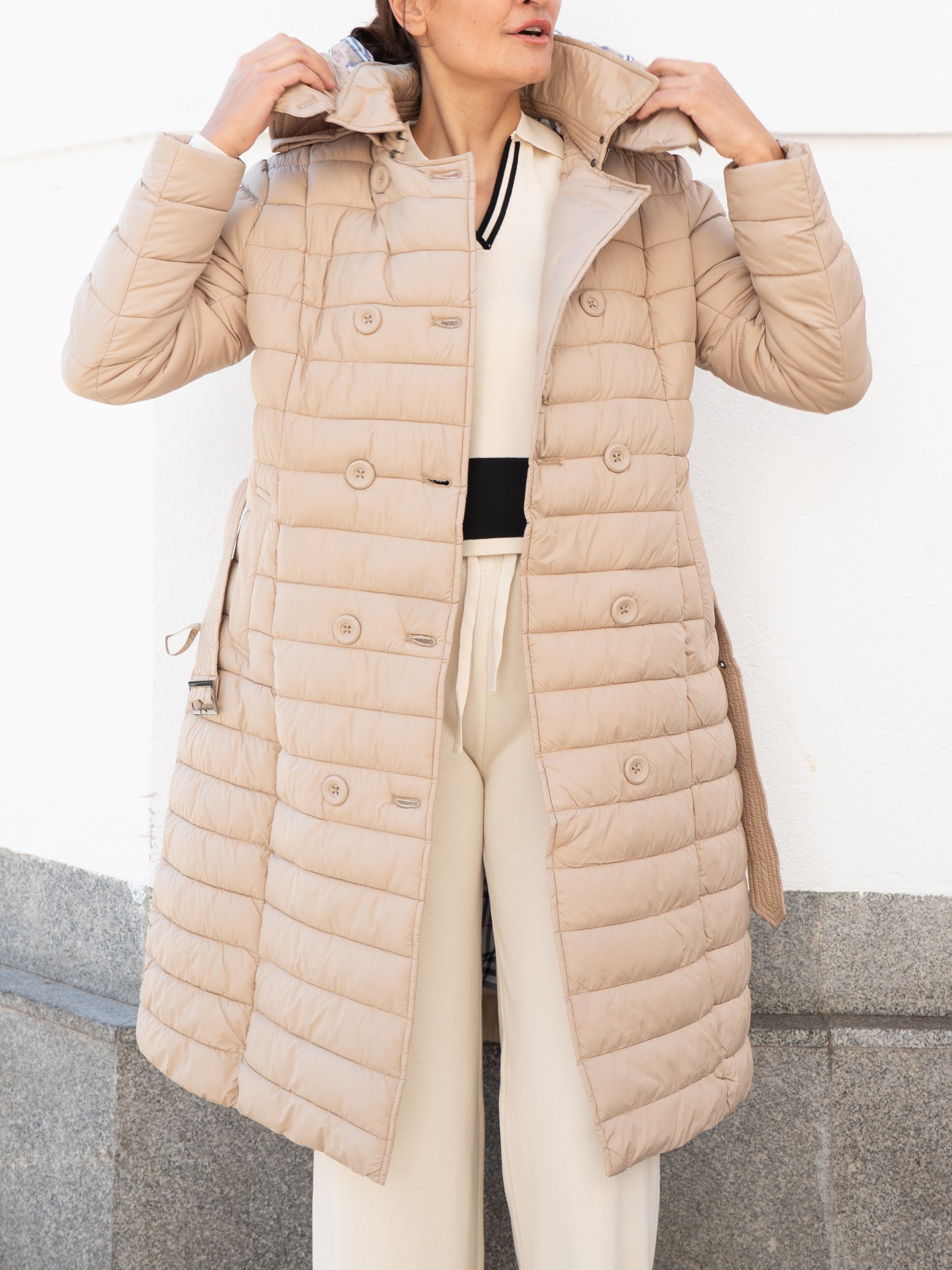 Abrigo acolchado evasé y forro tartán beige muestrarios de ropa y moda de mujer vestir bien ideal mujer elegante 