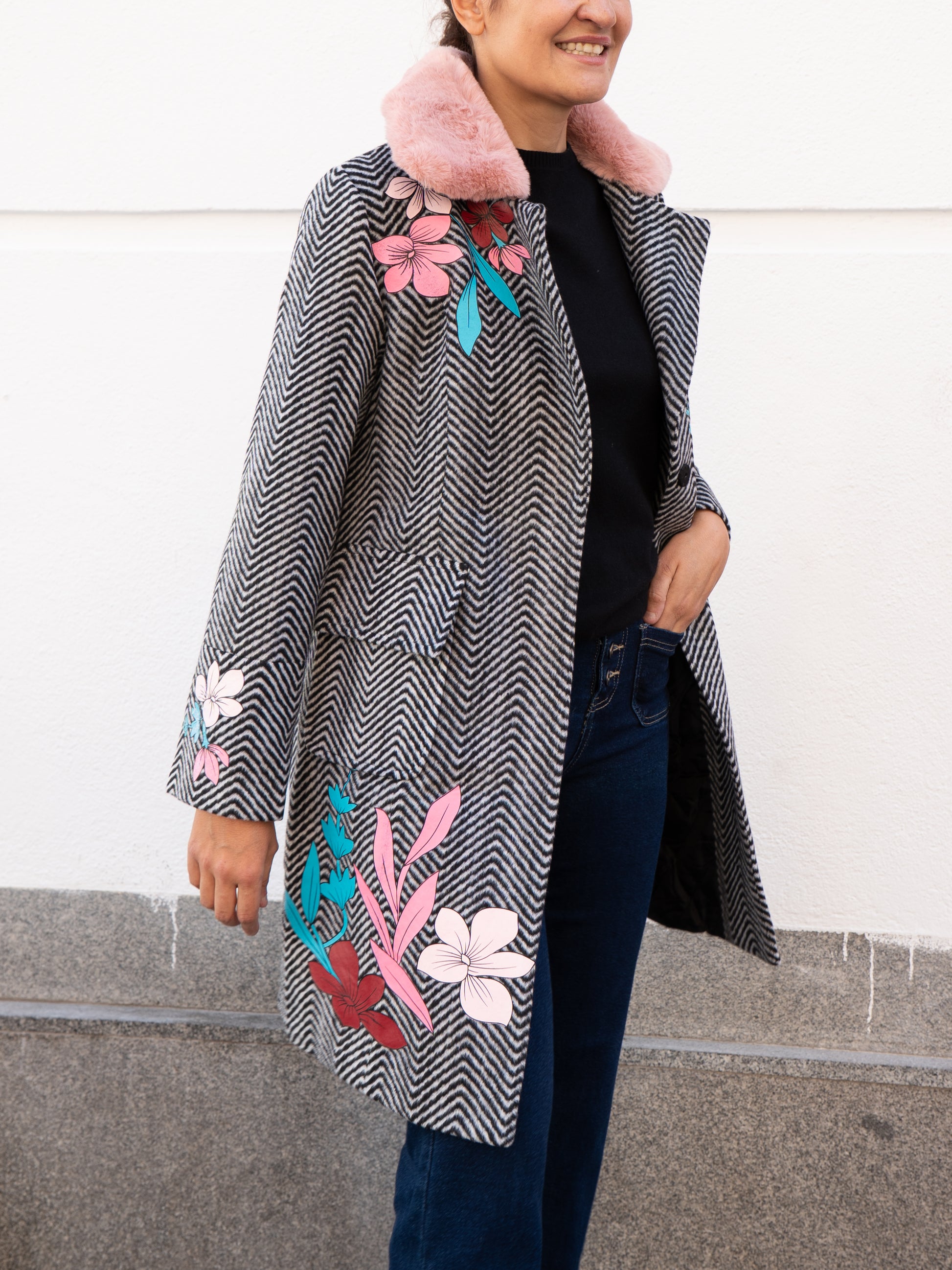 Abrigo de espiguilla y flores multicolor con cuello de pelo muestrarios de ropa y moda de mujer 