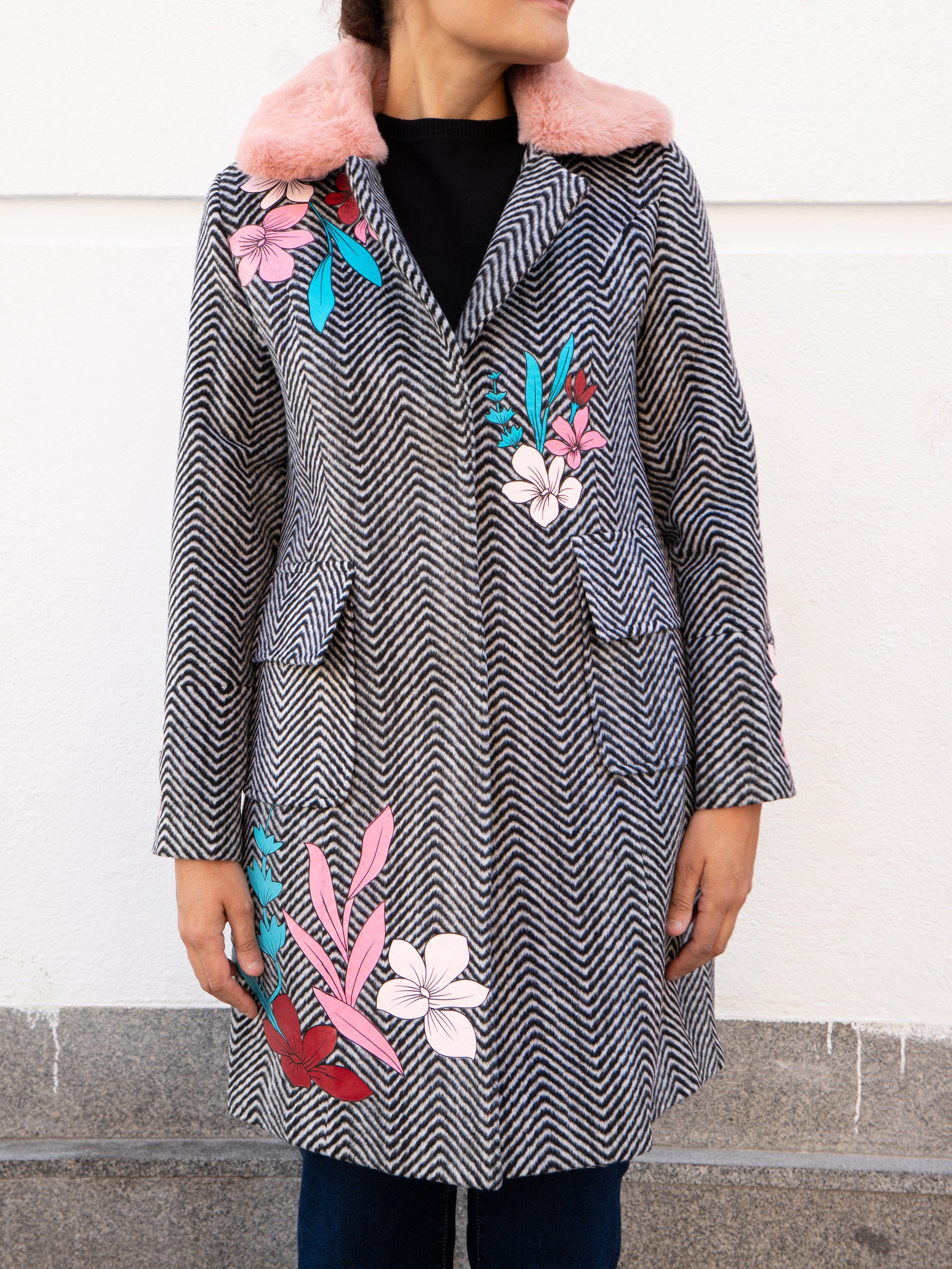 Abrigo de espiguilla y flores multicolor con cuello de pelo muestrarios de ropa y moda de mujer 