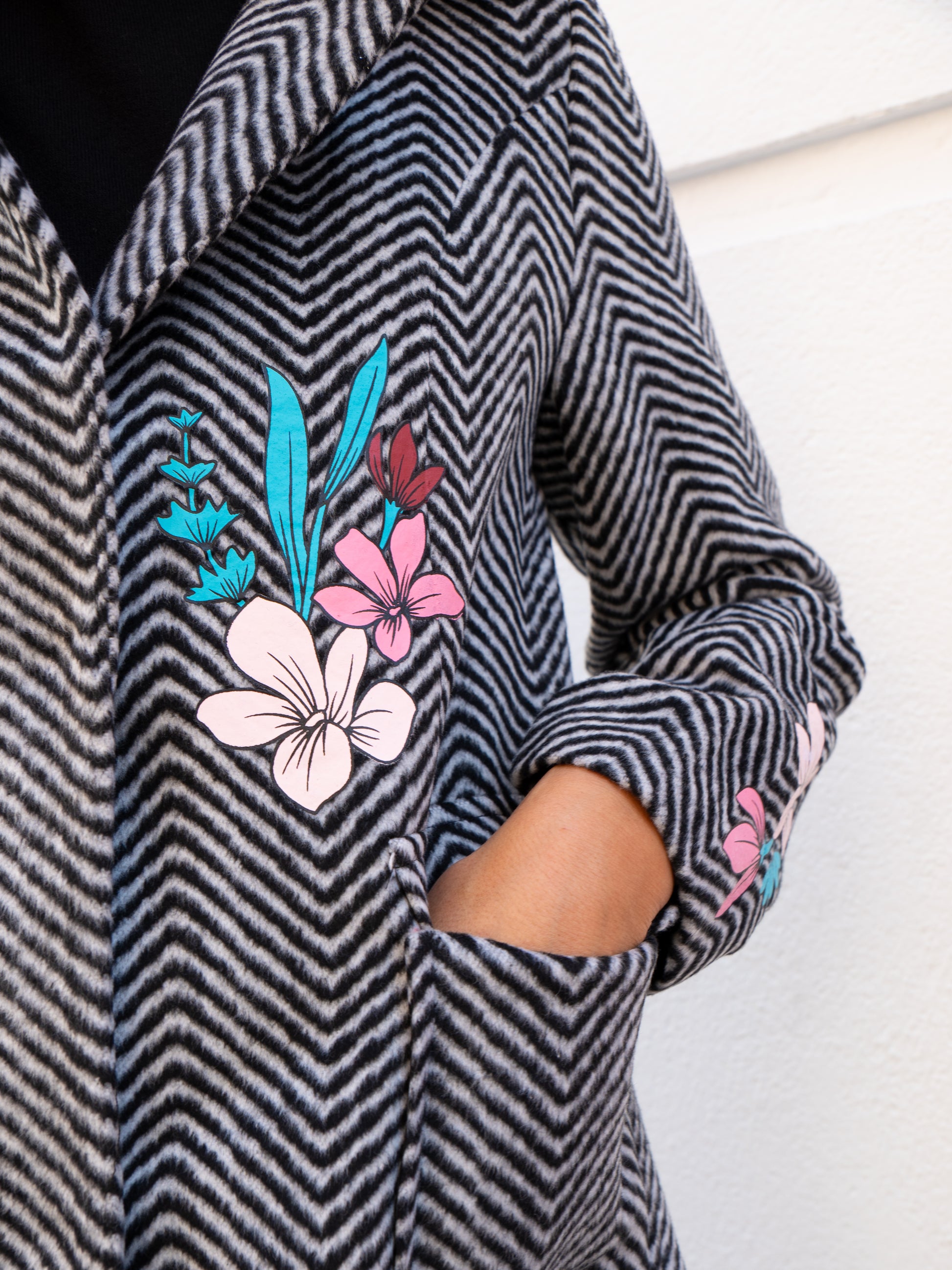 Abrigo de espiguilla y flores multicolor con cuello de pelo muestrarios de ropa y moda de mujer 