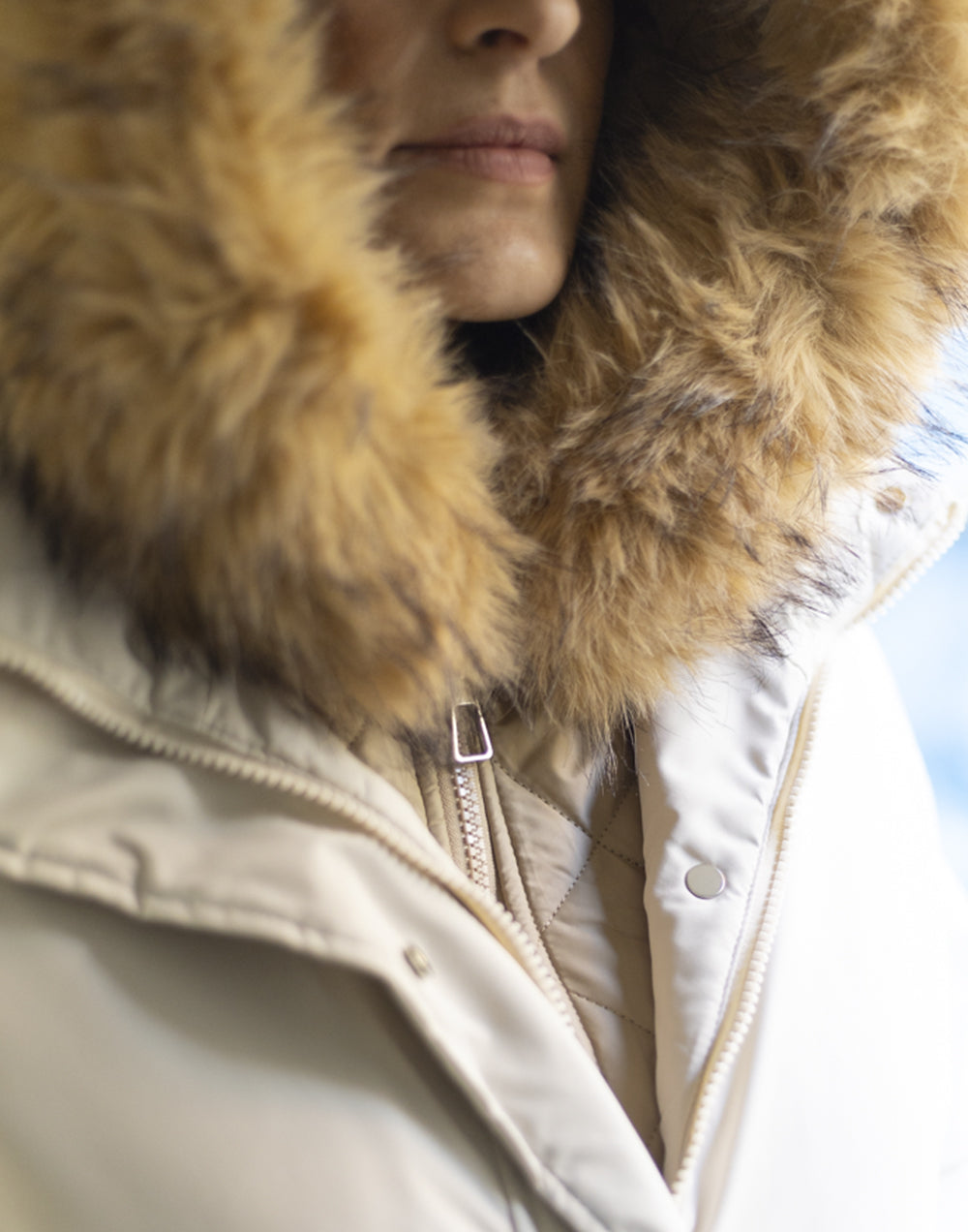 Abrigo parka efecto chaleco interior beige muestrarios de ropa y moda de mujer vestir bien abrigo plumas