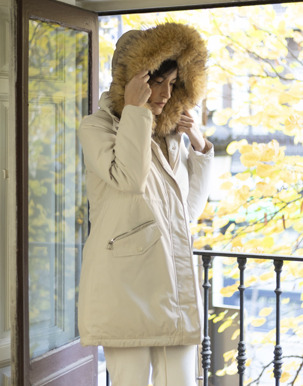 Abrigo parka efecto chaleco interior beige muestrarios de ropa y moda de mujer vestir bien abrigo plumas