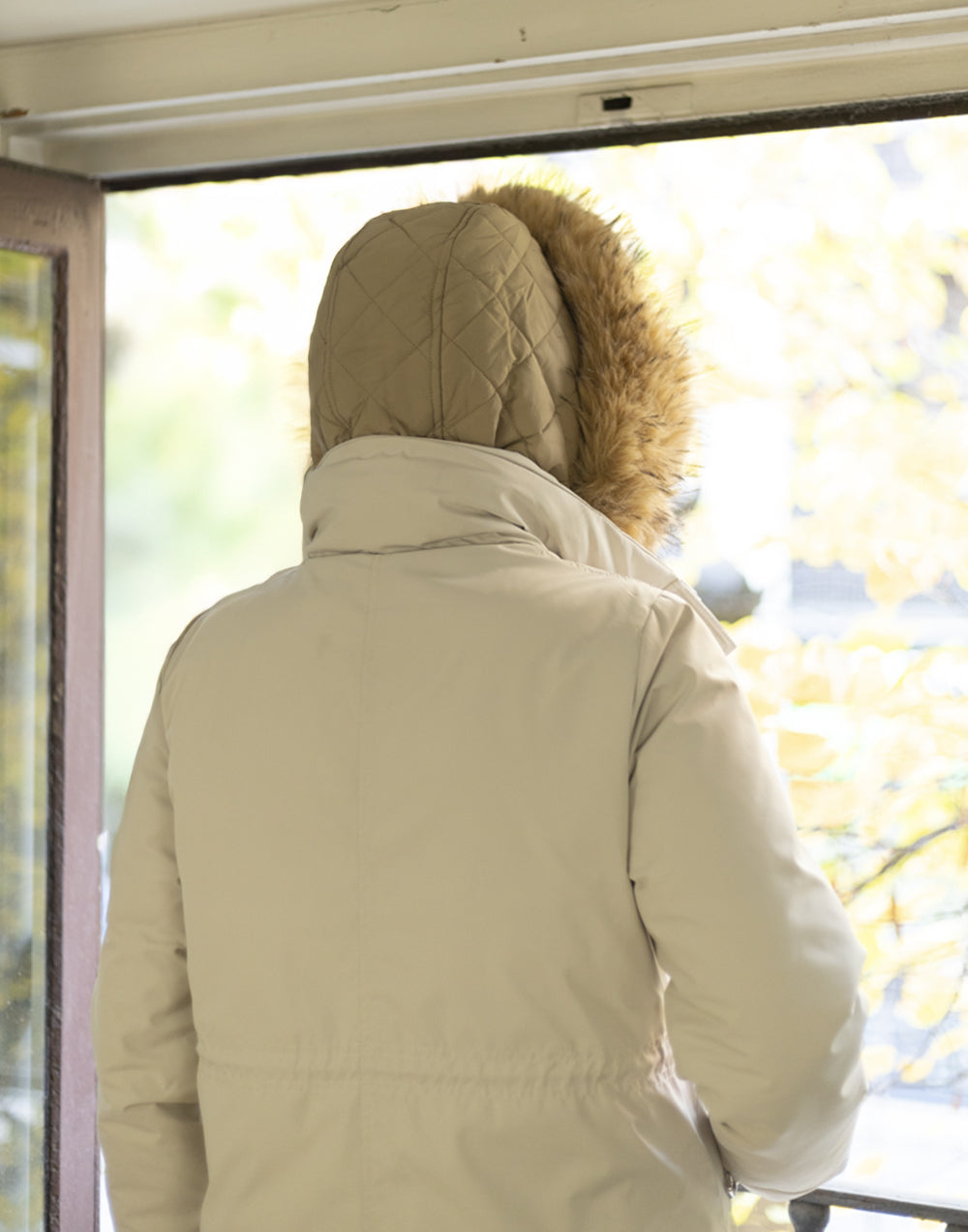 Abrigo parka efecto chaleco interior beige muestrarios de ropa y moda de mujer vestir bien abrigo plumas