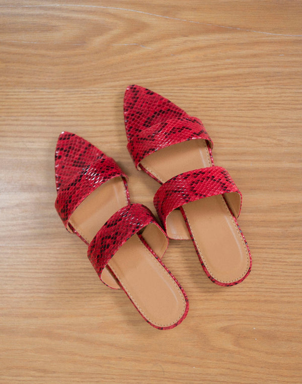 Sandalia plana de tiras serpiente rojo muestrarios de ropa y accesorios de mujer
