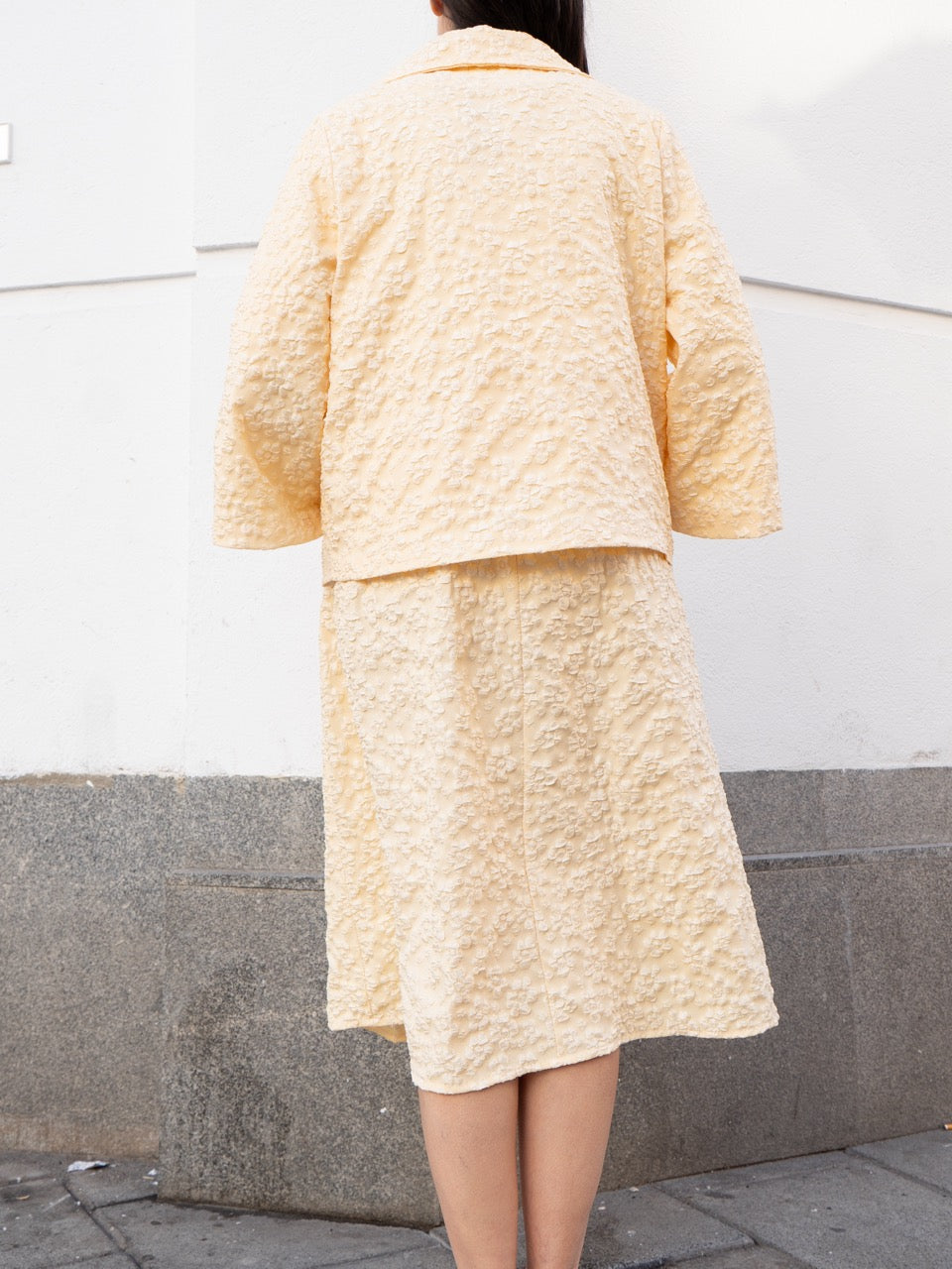 Americana Falda evasé brocada de flores amarillo muestrarios de ropa y moda de mujer invitada ideal mujer mediana edad 