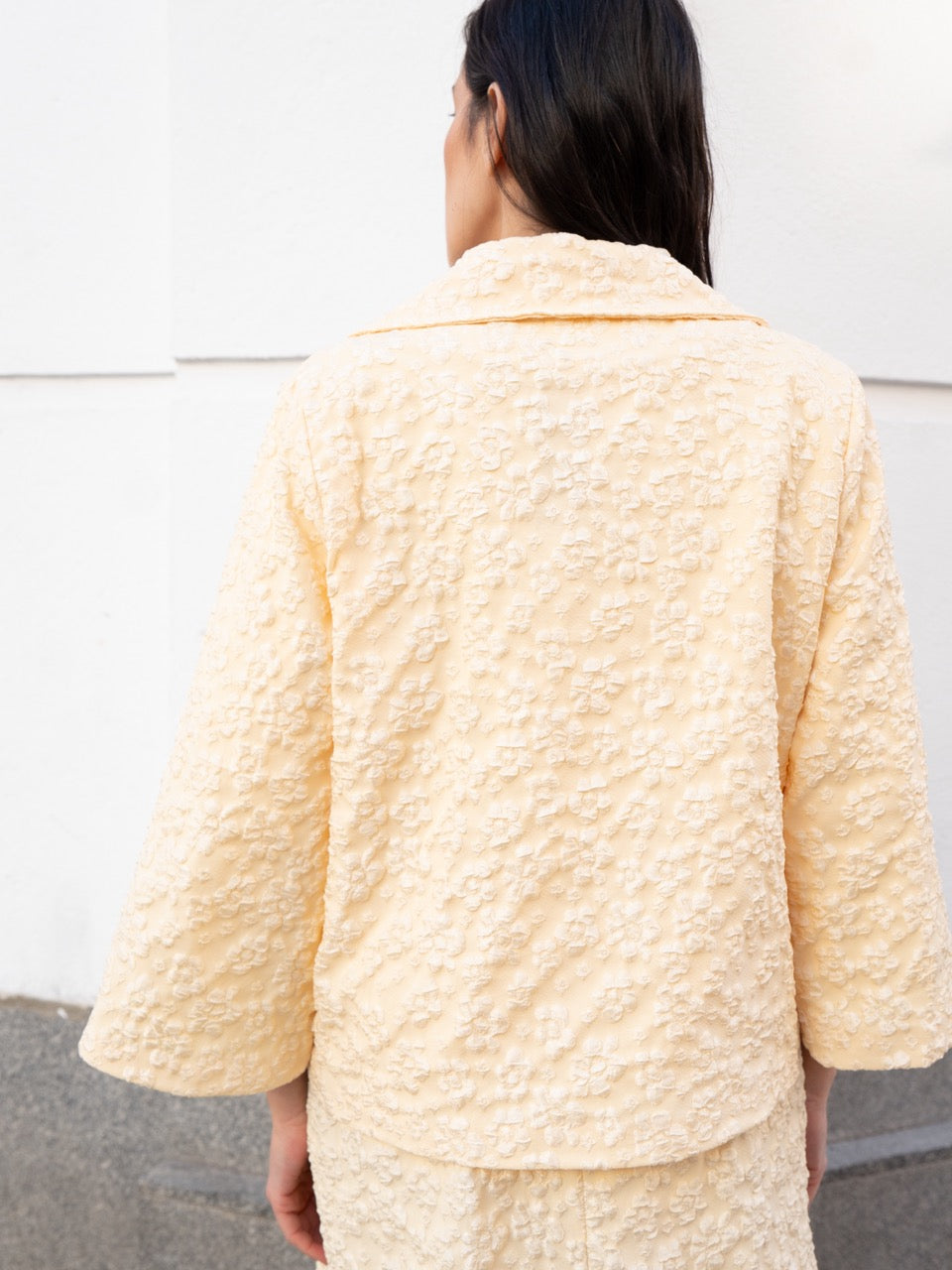 Americana Falda evasé brocada de flores amarillo muestrarios de ropa y moda de mujer invitada ideal mujer mediana edad 