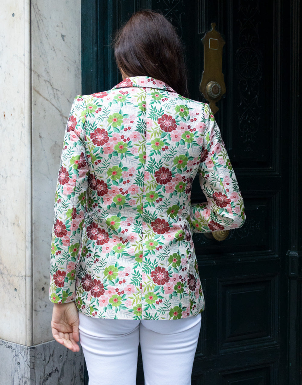 Americana cruzada con brocado de flores rosa y verde muestrarios de ropa y moda de mujer vestir bien elegante para la oficina prenda especial