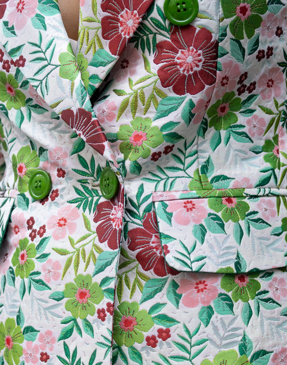 Americana cruzada con brocado de flores rosa y verde muestrarios de ropa y moda de mujer vestir bien elegante para la oficina prenda especial