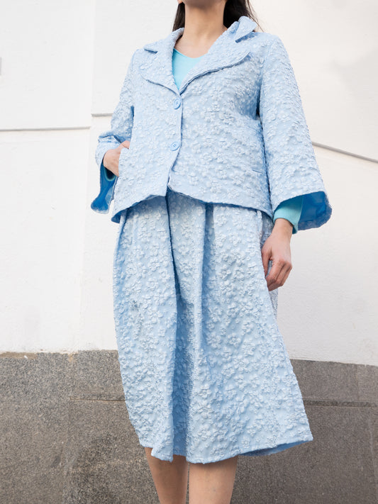 Americana y falda brocada de flores azul traje conjunto invitada mediana edad muestrarios 