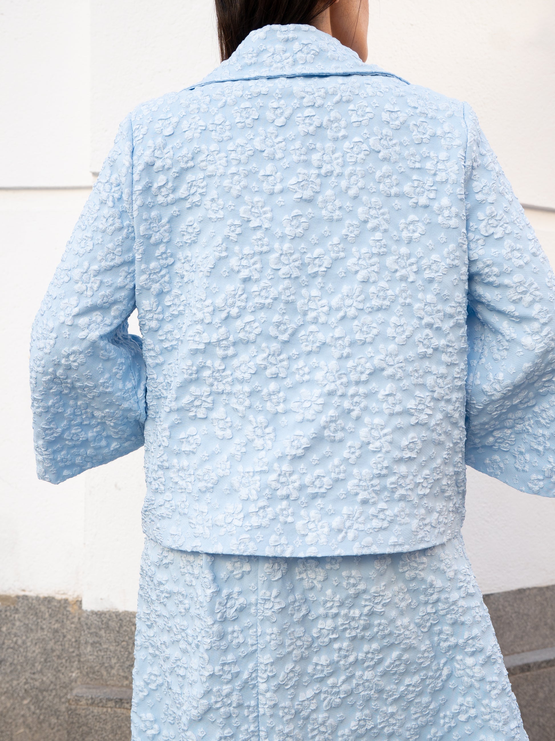 Americana y falda brocada de flores azul traje conjunto invitada mediana edad muestrarios 