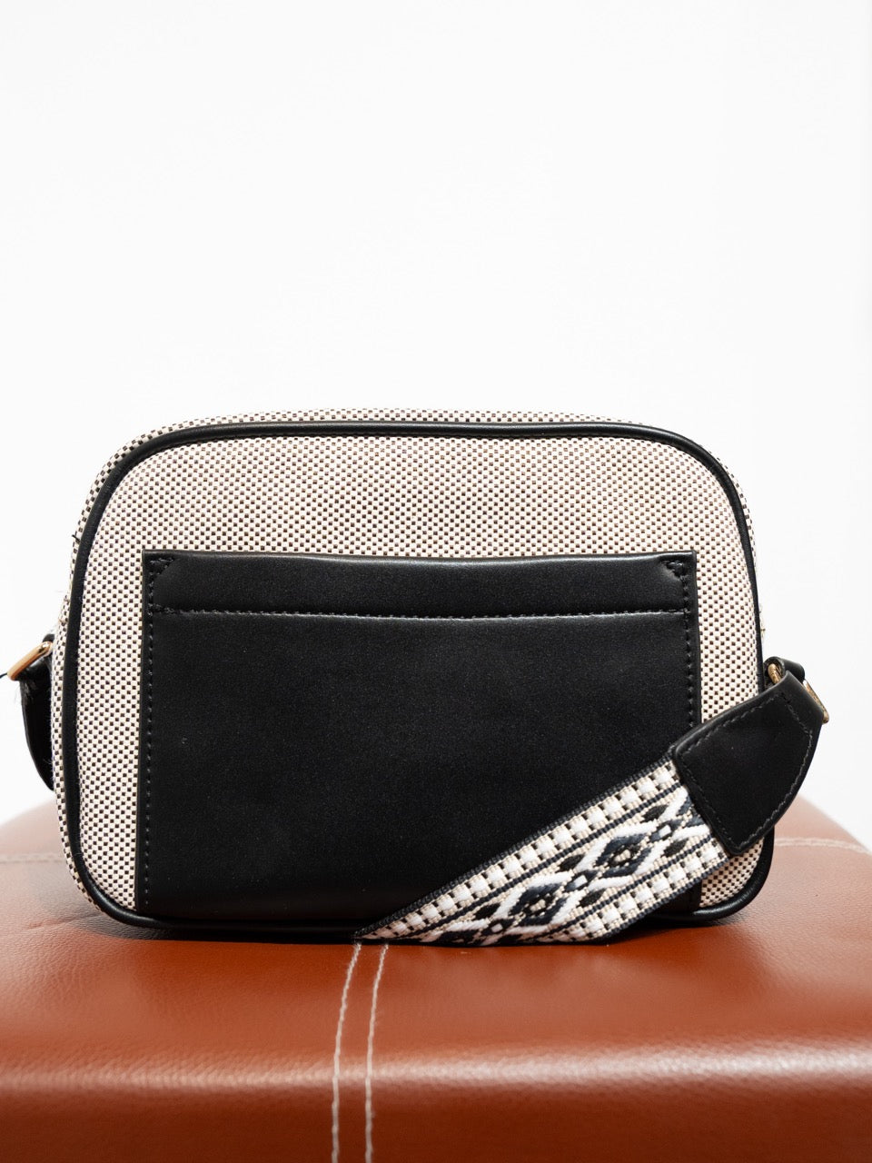 Bolso bandolera canvas bicolor negro muestrarios de ropa moda y accesorios de mujer