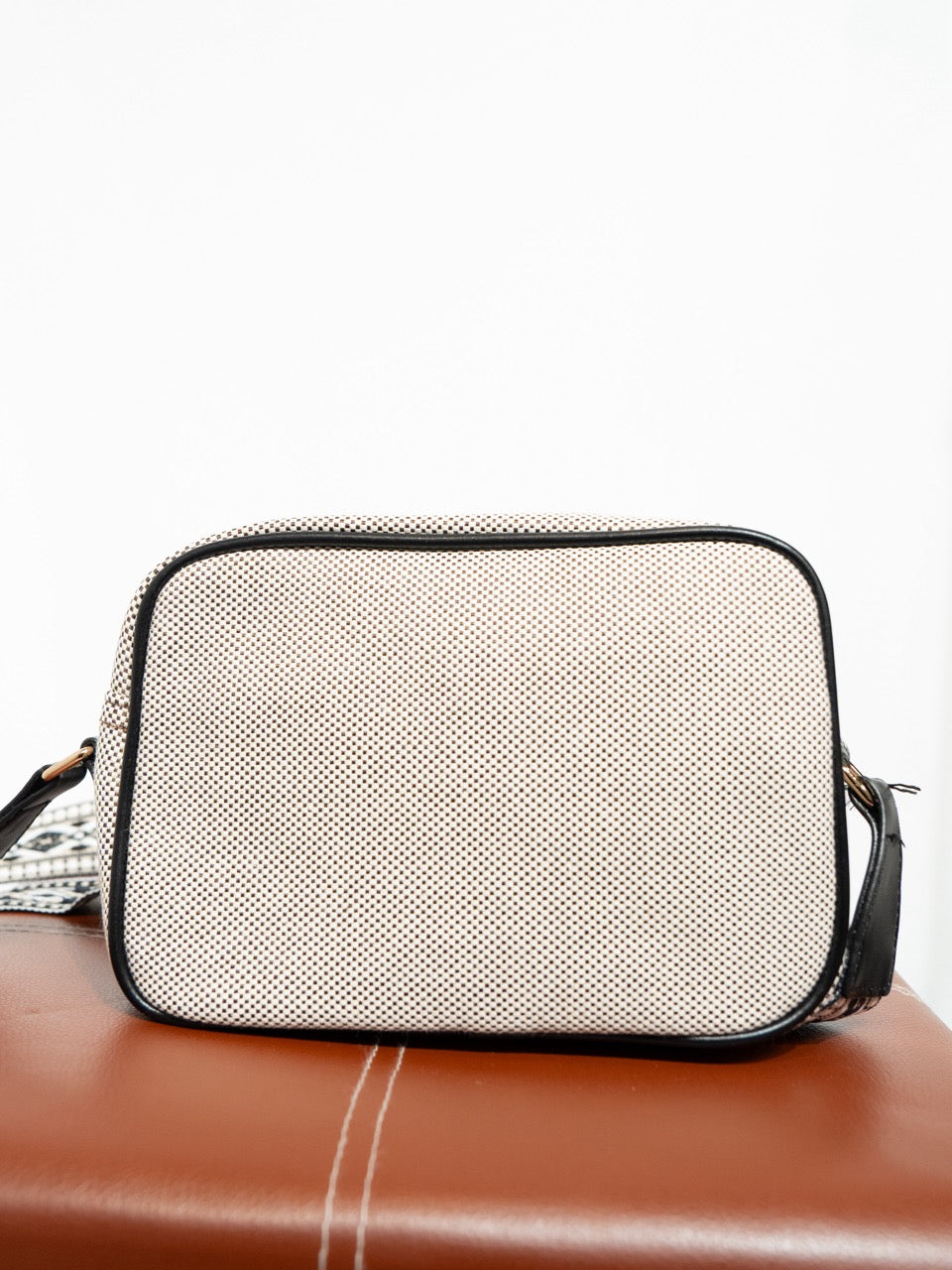Bolso bandolera canvas bicolor negro muestrarios de ropa moda y accesorios de mujer