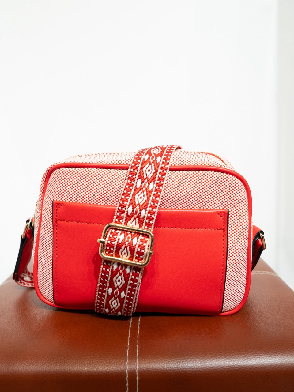 Bolso bandolera canvas bicolor rojo muestrarios de ropa moda y accesorios de mujer 