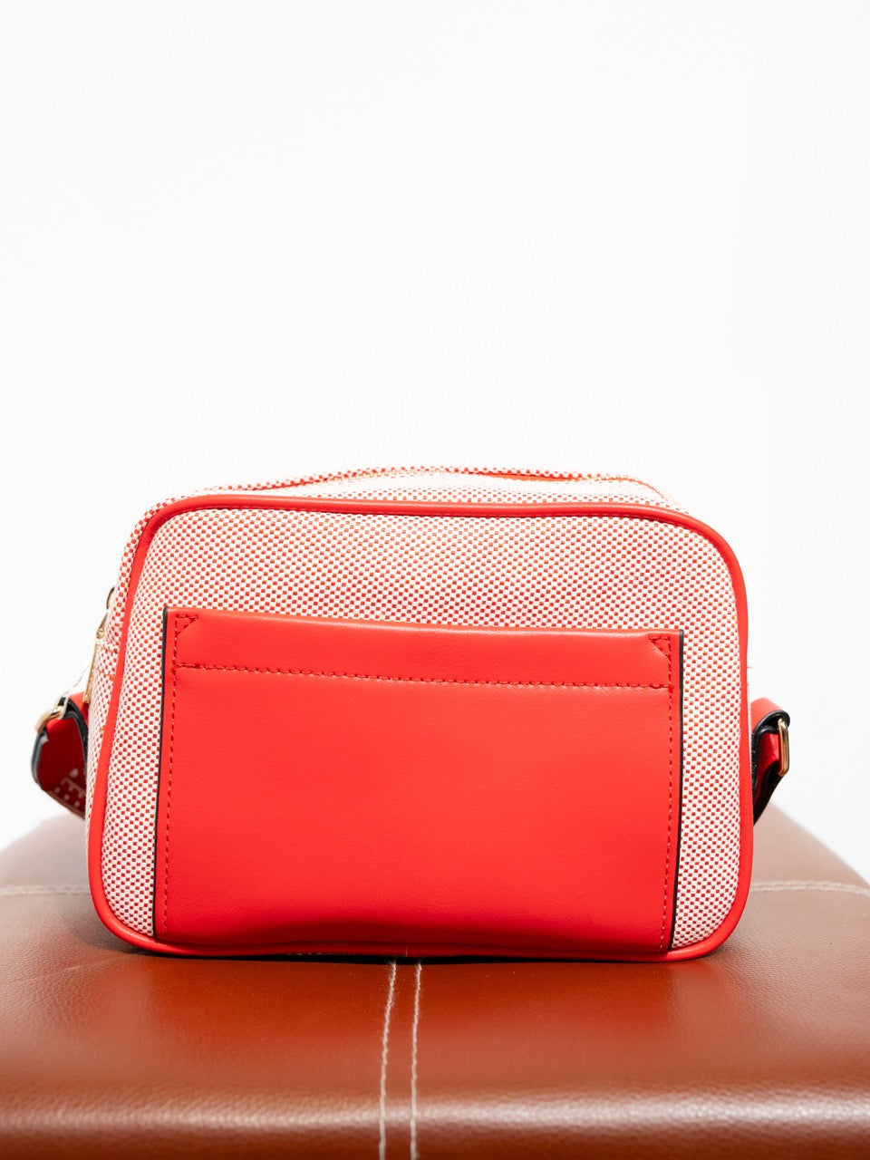 Bolso bandolera canvas bicolor rojo muestrarios de ropa moda y accesorios de mujer 