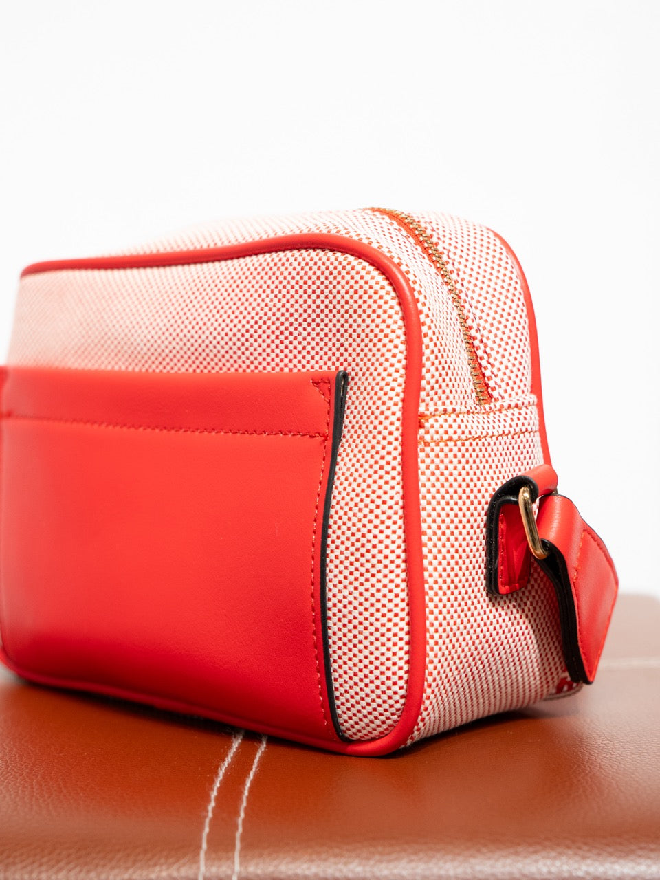 Bolso bandolera canvas bicolor rojo muestrarios de ropa moda y accesorios de mujer 