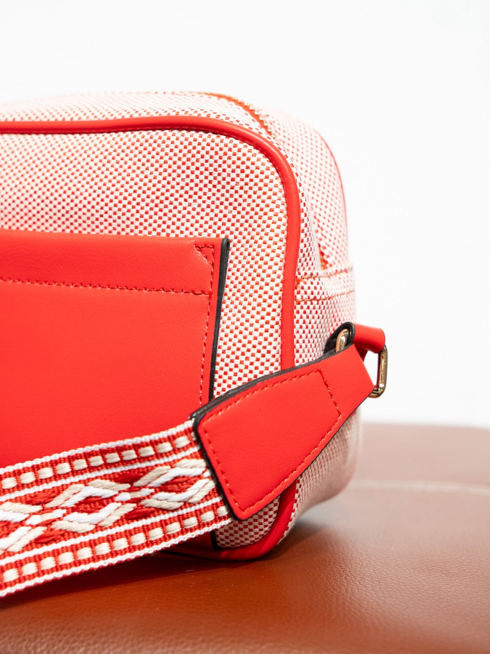 Bolso bandolera canvas bicolor rojo muestrarios de ropa moda y accesorios de mujer 