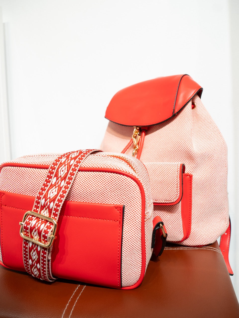 Bolso bandolera canvas bicolor rojo muestrarios de ropa moda y accesorios de mujer mochila