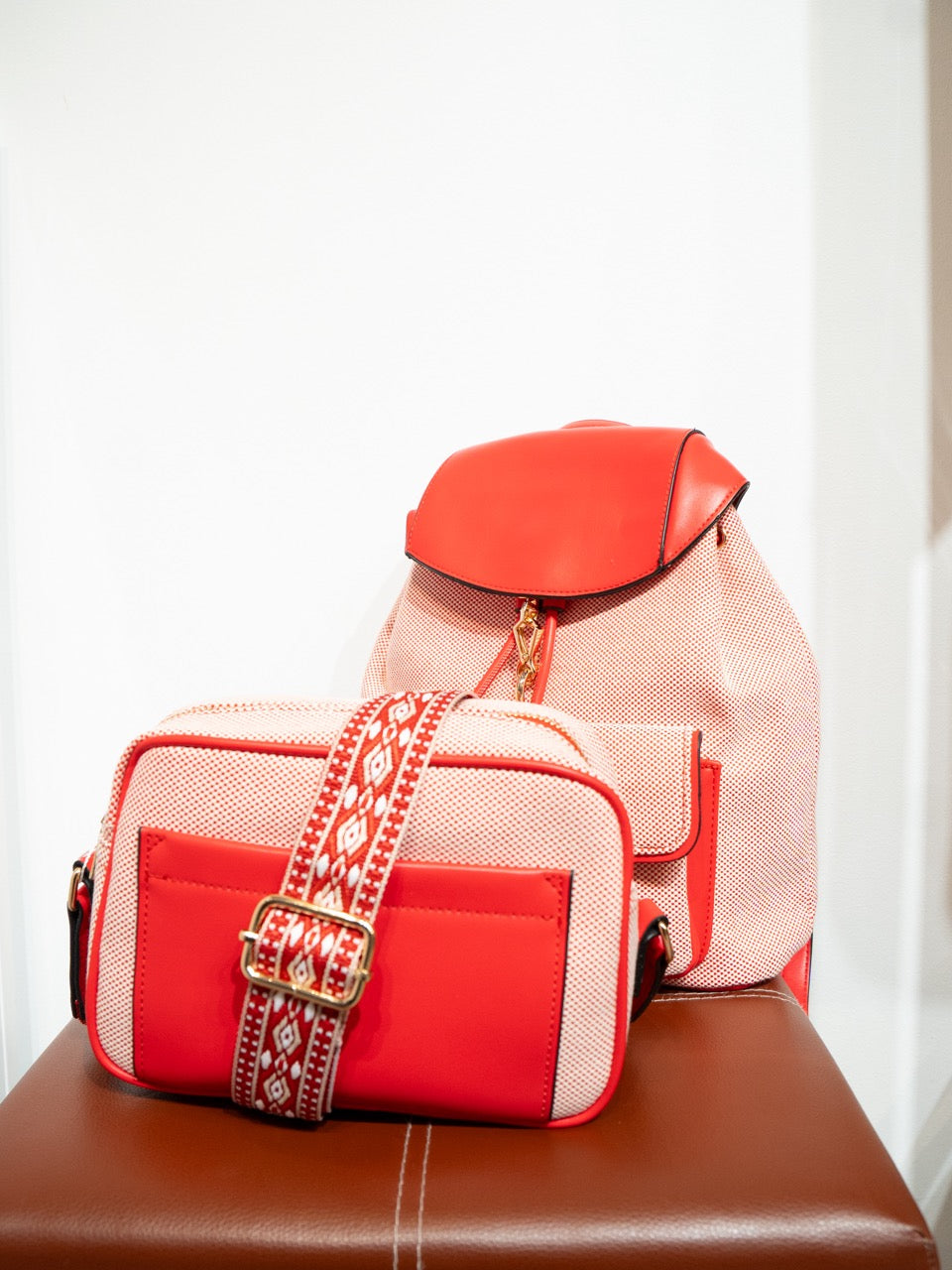Bolso bandolera canvas bicolor rojo muestrarios de ropa moda y accesorios de mujer mochila