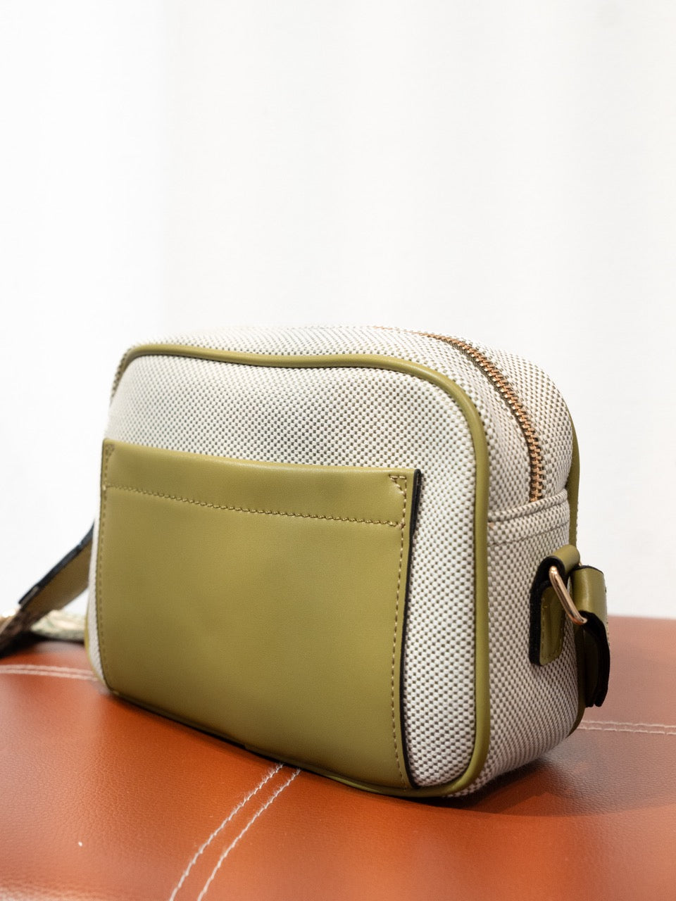 Bolso bandolera canvas bicolor verde oliva muestrarios de ropa moda y accesorios de mujer
