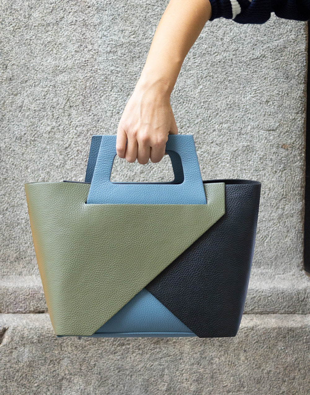 Bolso bombonera de piel multicolor azul denim y azul marino muestrarios de ropa y moda de mujer vestir bien bolso italiano lujo