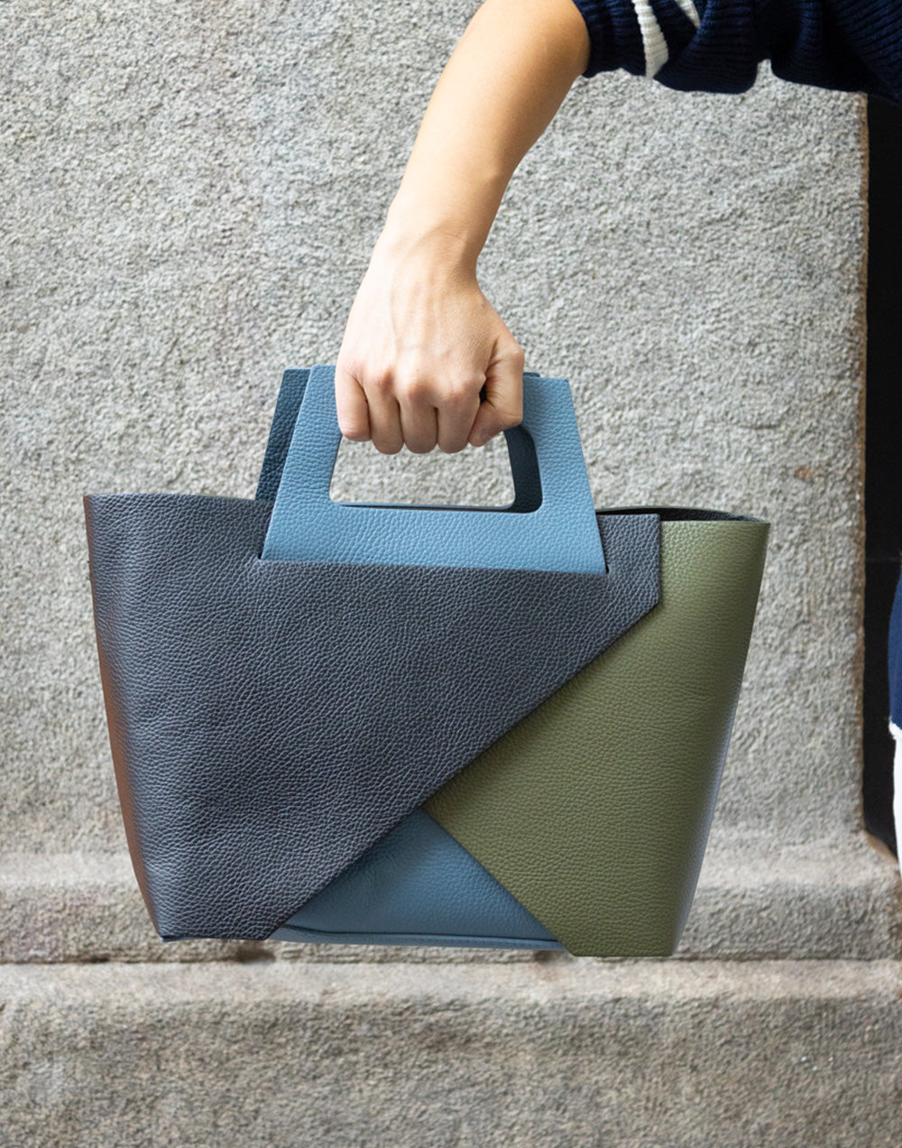 Bolso bombonera de piel multicolor azul denim y azul marino muestrarios de ropa y moda de mujer vestir bien bolso italiano lujo