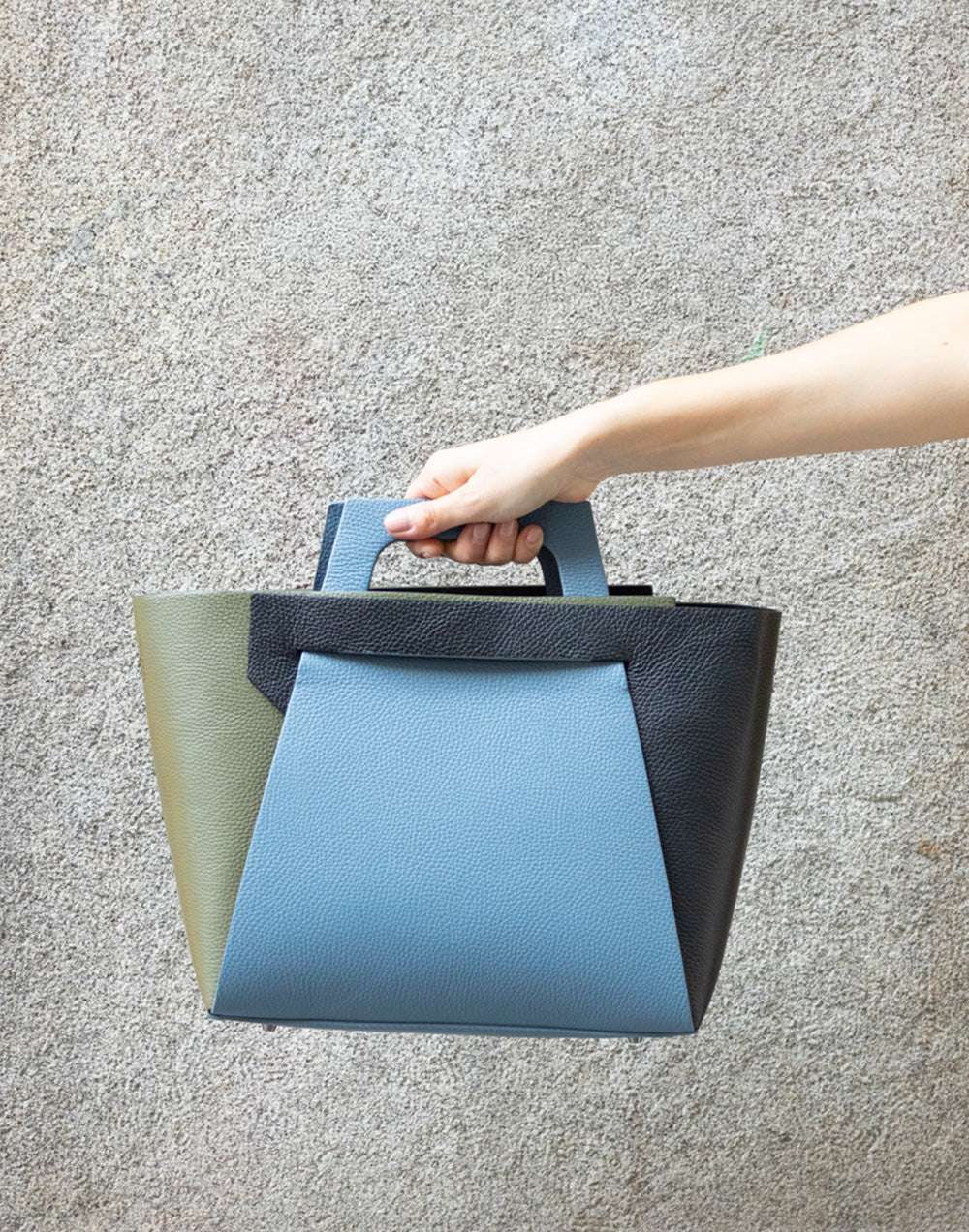 Bolso bombonera de piel multicolor azul denim y azul marino muestrarios de ropa y moda de mujer vestir bien bolso italiano lujo