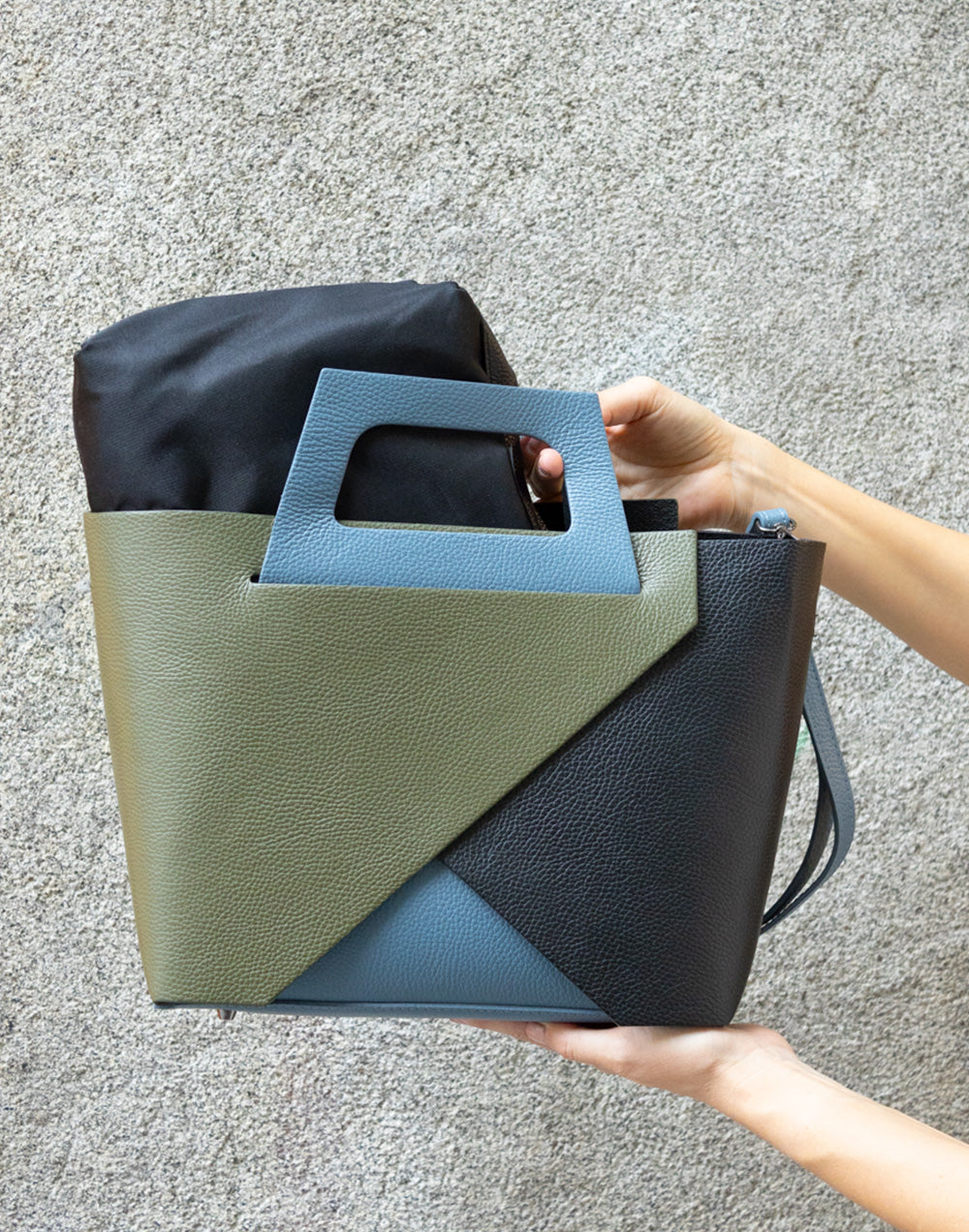 Bolso bombonera de piel multicolor azul denim y azul marino muestrarios de ropa y moda de mujer vestir bien bolso italiano lujo