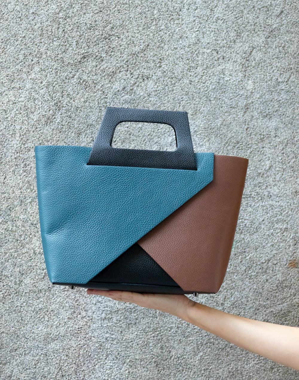 Bolso de piel puzzle multicolor negro con marrón y azul petróleo muestrarios de ropa y accesorios de mujer vestir bien elegante bolso italiano lujo