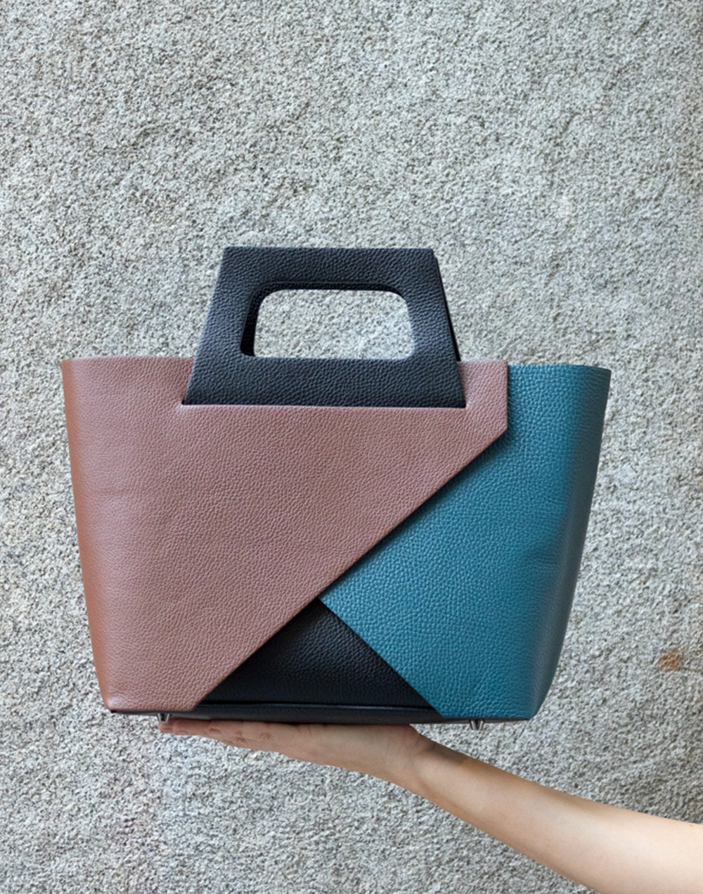 Bolso de piel puzzle multicolor negro con marrón y azul petróleo muestrarios de ropa y accesorios de mujer vestir bien elegante bolso italiano lujo
