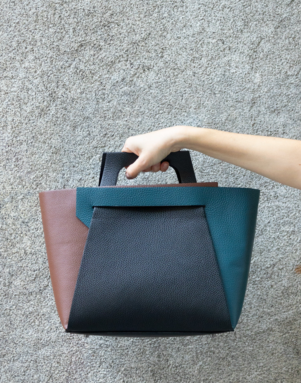Bolso de piel puzzle multicolor negro con marrón y azul petróleo muestrarios de ropa y accesorios de mujer vestir bien elegante bolso italiano lujo