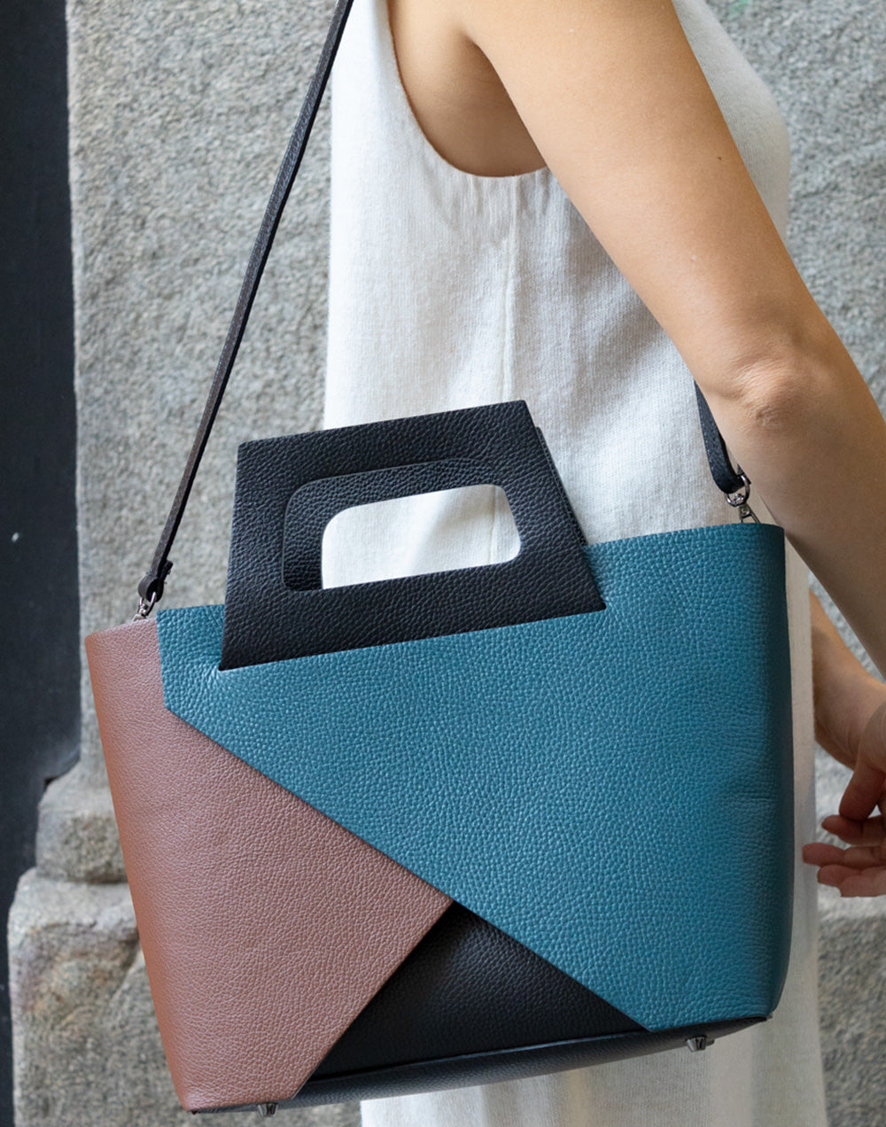 Bolso de piel puzzle multicolor negro con marrón y azul petróleo muestrarios de ropa y accesorios de mujer vestir bien elegante bolso italiano lujo