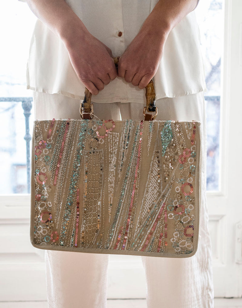 Bolso de rafia con bordados geométricos en tonos pastel muestrarios de ropa y accesorios de mujer