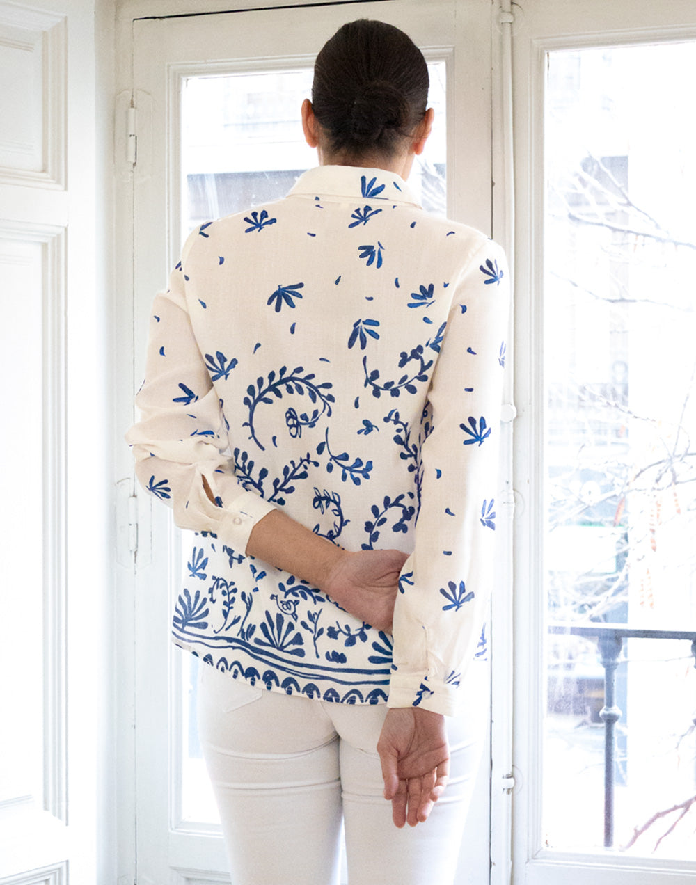 Camisa blanca clásica con motivos florales in crescendo azul muestrarios de ropa y moda de mujer vestir bien ideas mujeres de mediana edad