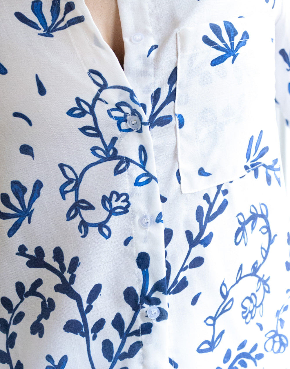 Camisa blanca clásica con motivos florales in crescendo azul muestrarios de ropa y moda de mujer vestir bien ideas mujeres de mediana edad