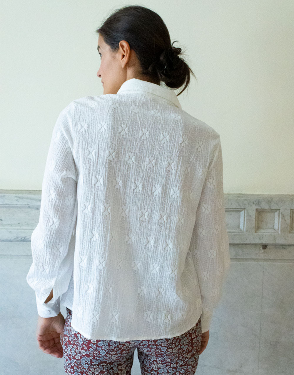Camisa blanca clásica con textura de flores muestrarios de ropa y moda de mujer vestir bien con talla grande plus