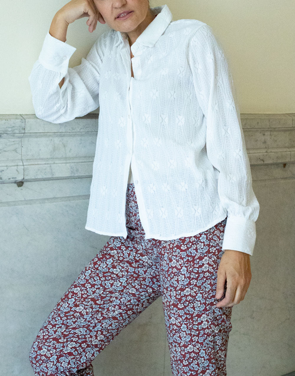 Camisa blanca clásica con textura de flores muestrarios de ropa y moda de mujer vestir bien con talla grande plus