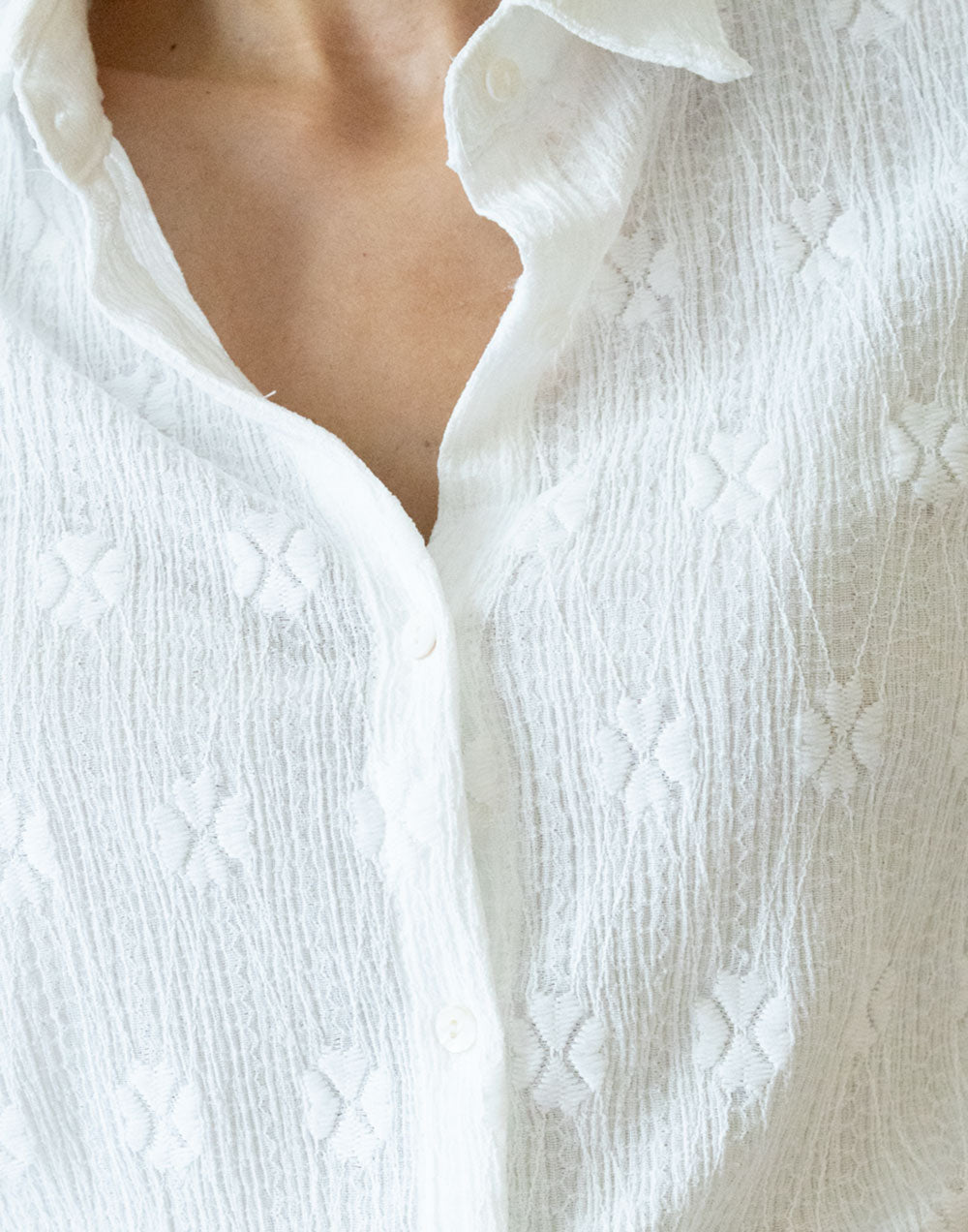 Camisa blanca clásica con textura de flores muestrarios de ropa y moda de mujer vestir bien con talla grande plus