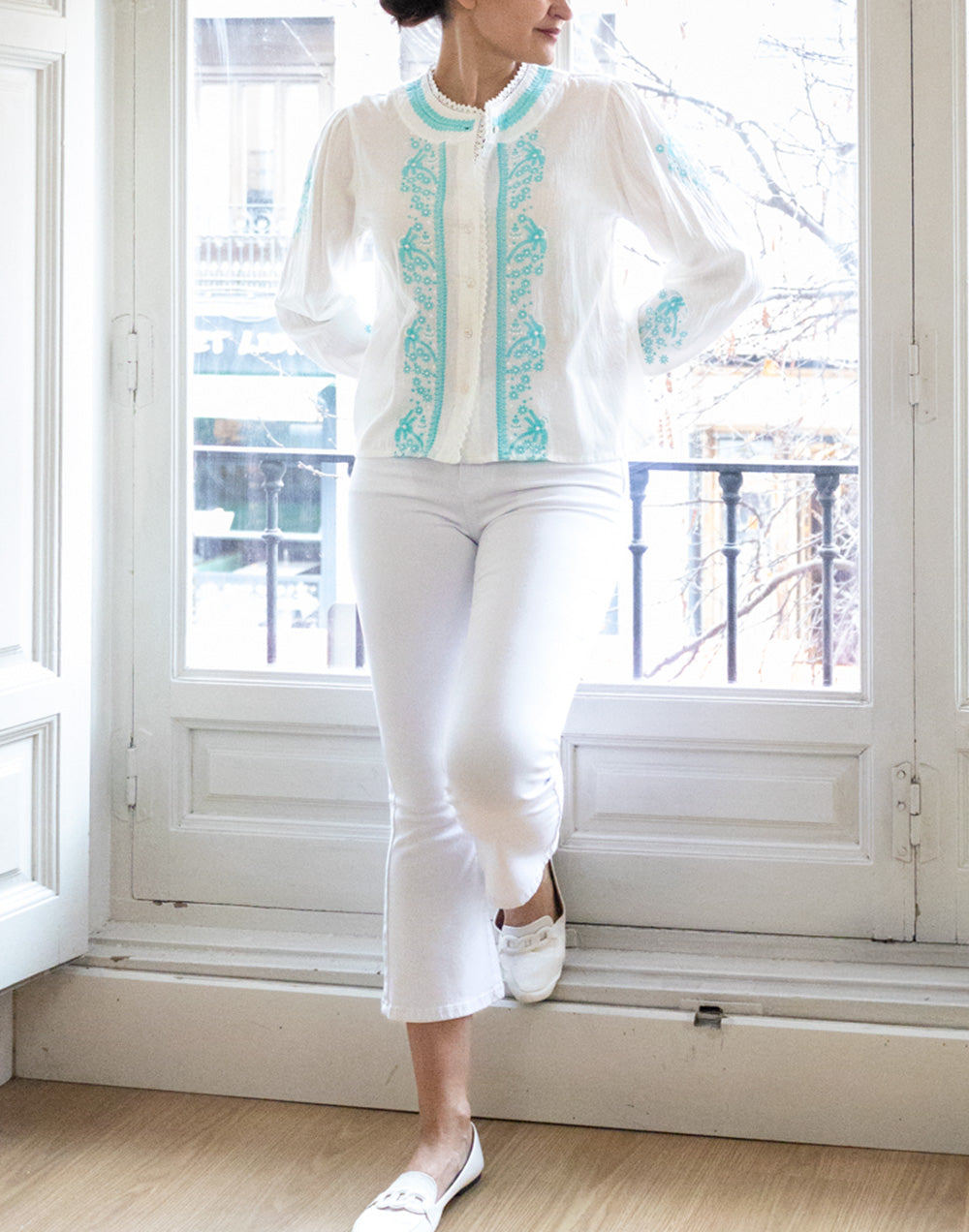 Camisa blanca con bordado frontal en azul turquesa muestrarios de ropa y moda de mujer vestir bien con talla grande plus