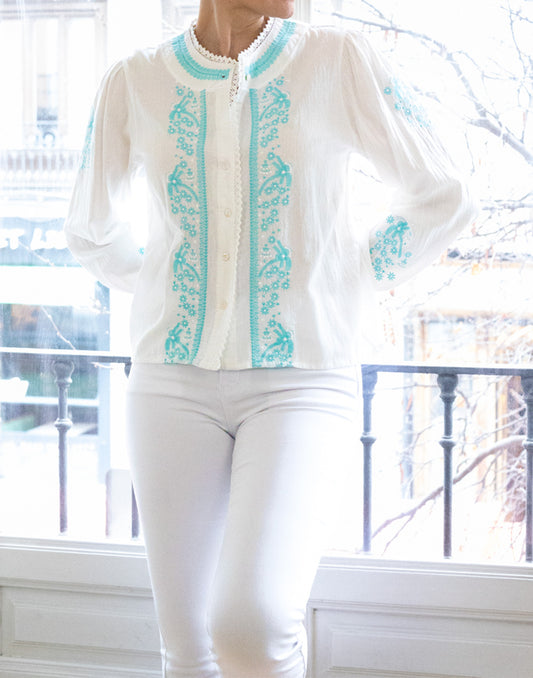 Camisa blanca con bordado frontal en azul turquesa muestrarios de ropa y moda de mujer vestir bien con talla grande plus