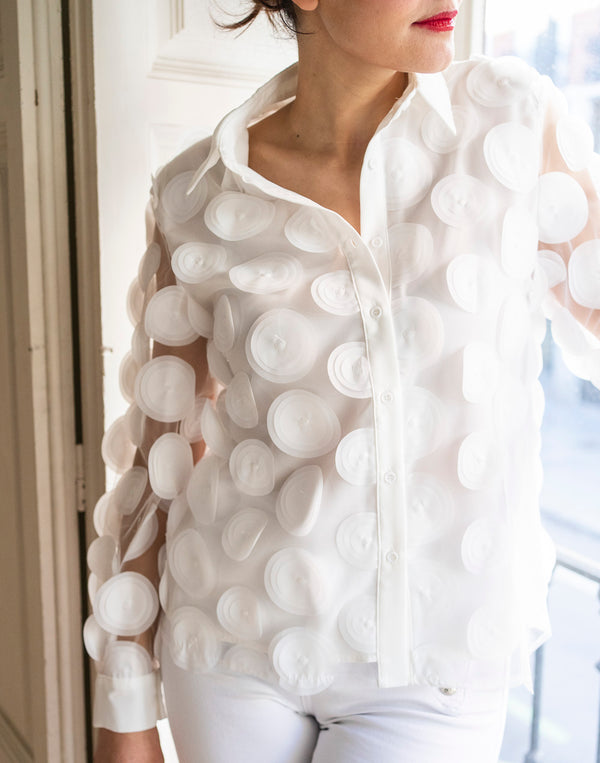 Camisa blanca con círculos bordados 3D muestrarios de ropa y moda de mujer vestir bien invitada ideal perfecta low cost