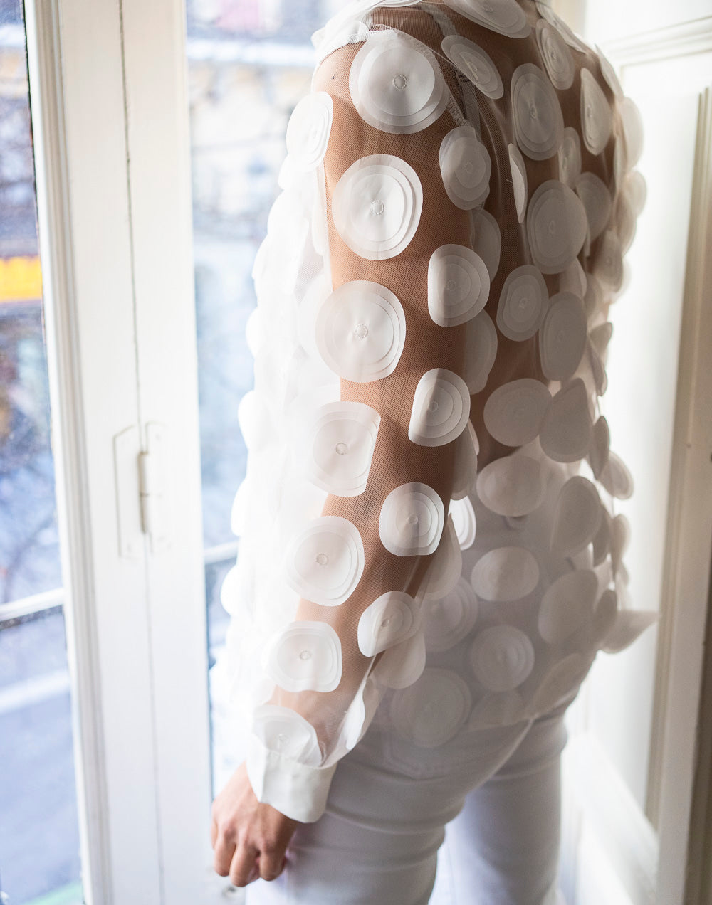 Camisa blanca con círculos bordados 3D muestrarios de ropa y moda de mujer vestir bien invitada ideal perfecta low cost