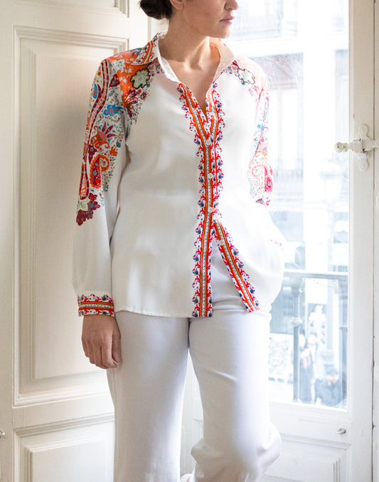 Camisa blanca estampada de inspiración cerámica multicolor rojo MUESTRARIOS DE ROPA Y MODA DE MUJER VESTIR BIEN CON TALLA GRANDE PLUS