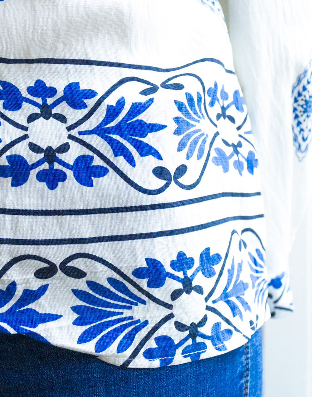 Camisa blanca étnica con motivos azules muestrarios de ropa y moda de mujer vestir bien con talla grande plus