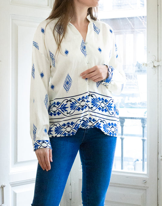 Camisa blanca étnica con motivos azules muestrarios de ropa y moda de mujer vestir bien con talla grande plus